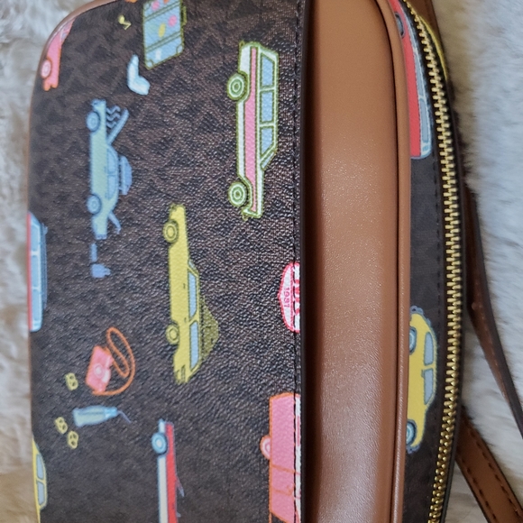 Michael Kors Crossbody -Road Trip - Picture 2 of 4